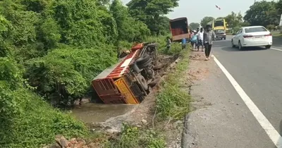 மதுராந்தகம் அருகே சாலையோரத்தில் கவிழ்ந்த முட்டை லாரி   ஒரு லட்சம் முட்டைகள் சேதம் 