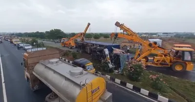 கரூர் அருகே கண்டெய்னர் லாரி கவிழ்ந்து விபத்து   போக்குவரத்து பாதிப்பு 