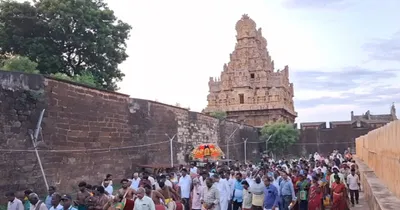 தஞ்சை பெரிய கோயில் பௌர்ணமி கிரிவலம்   திரளான பக்தர்கள் பங்கேற்பு 