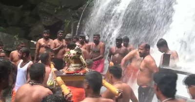 கார்த்திகை மாதம் முதல் நாள்   சுருளி அருவியில் திரண்ட ஐயப்ப பக்தர்கள் 