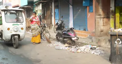 பட்டாசு கழிவுகளை அகற்றும் பணியில் தூய்மை பணியாளர்கள் தீவிரம் 