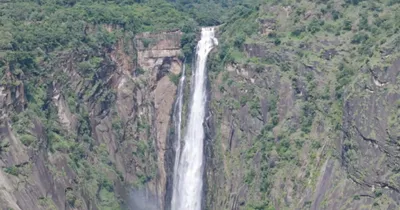 பெரியகுளம் எலிவால் அருவியில் நீர்வரத்து அதிகரிப்பு   சுற்றுலா பயணிகள் உற்சாகம் 